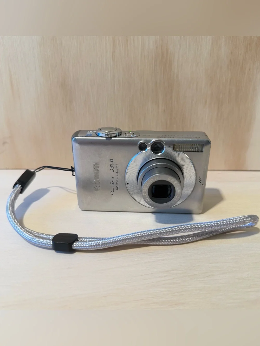 Canon PowerShot SD300 Digital Elph 4MP Camera Tested Good w/Charg-Bat-Card Read!